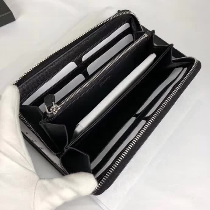 【原版皮】普拉达/Prada 拉链钱夹，选用十字纹小牛皮裁制而成，正面点缀三角唛徽标，经典之作，简单时尚，款号：1ML506