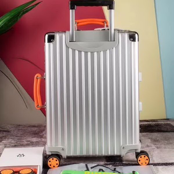 日默瓦/Rimowa 旅行箱，全​铝​镁‎合金，经典款​的新版‎本，彩色皮质把手，购买就送透明套，4个轮子，2个手把，绑带，想怎么换就怎么换，永远是街头机场最靓的你