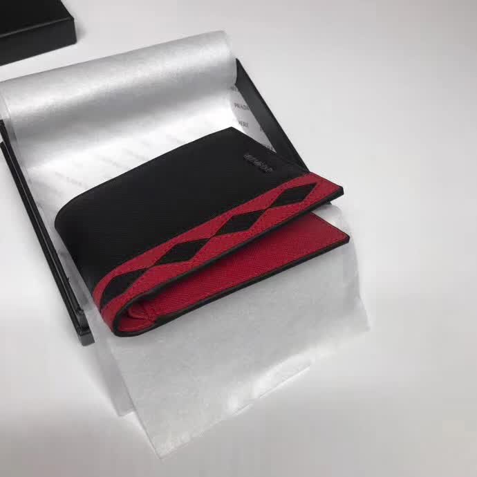 【原版皮】普拉达/Prada 短款钱夹，选用十字纹牛皮裁制而成，饰以菱形拼色，精湛走线均匀整齐，油边顺滑，款号：2M0513