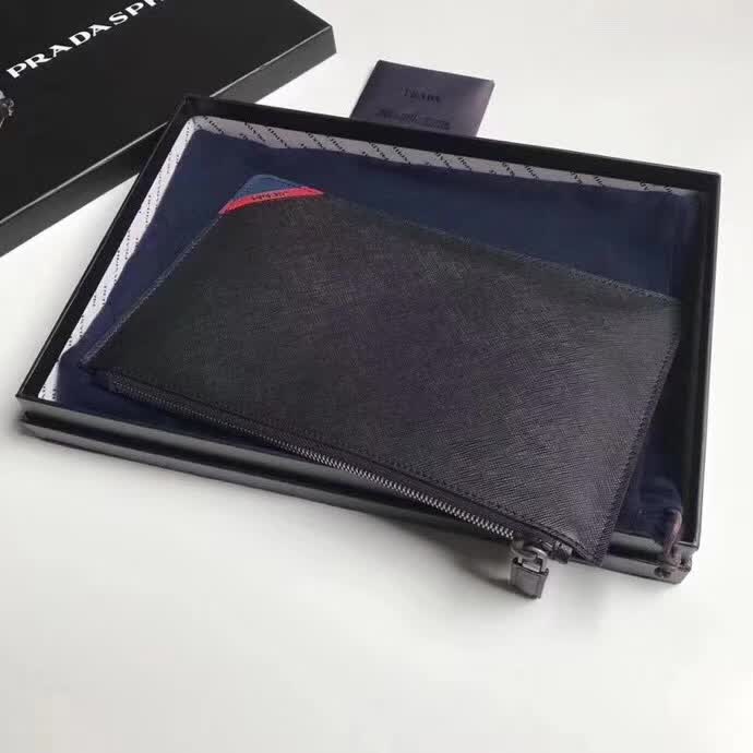 【原版皮】普拉达/Prada 男士手包，选用十字纹小牛皮裁制而成，边角点缀拼色皮革字唛徽标，款号：2NG005