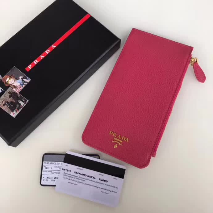 【原版皮】普拉达/Prada 卡包，男女通用款，选用十字纹牛皮裁制而成，点缀金色散字唛徽标，超大容量