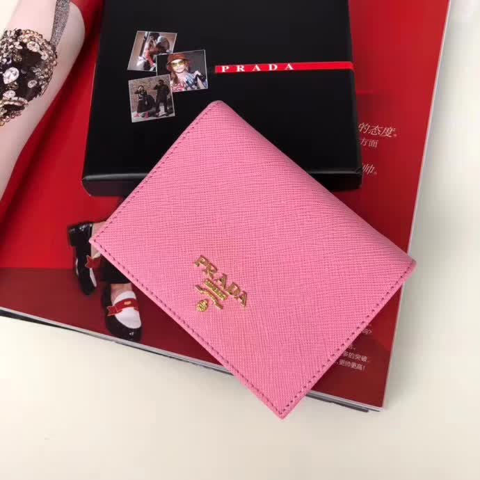【原版皮】普拉达/Prada 短款钱夹，选用十字纹小牛皮裁制而成，点缀金色散字唛徽标，简单实用，提升个人品味的一款，款号：1M0204