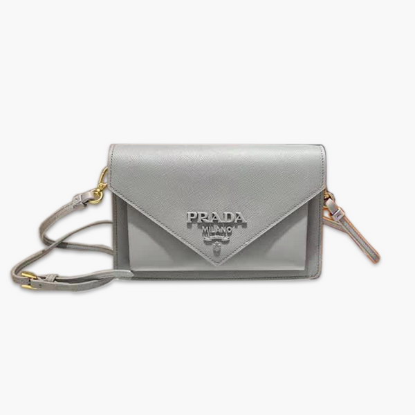 【原版皮】普拉达/Prada 肩背包,诠释精致的极简主义设计格调,一枚金属徽标点缀其上,昭示品牌身份,可拆卸可调式皮革肩带,又可当手包,内配可拆卸镜子,款号: 1BP020