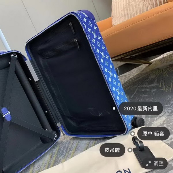 路易威登/LV Horizon 55拉杆箱在Virgil Abloh笔下舒展天朗云清的美好图景，品牌标识在宛若晴空的Monogram帆布上舒卷游移，搭配手柄和双轮等灵活设计