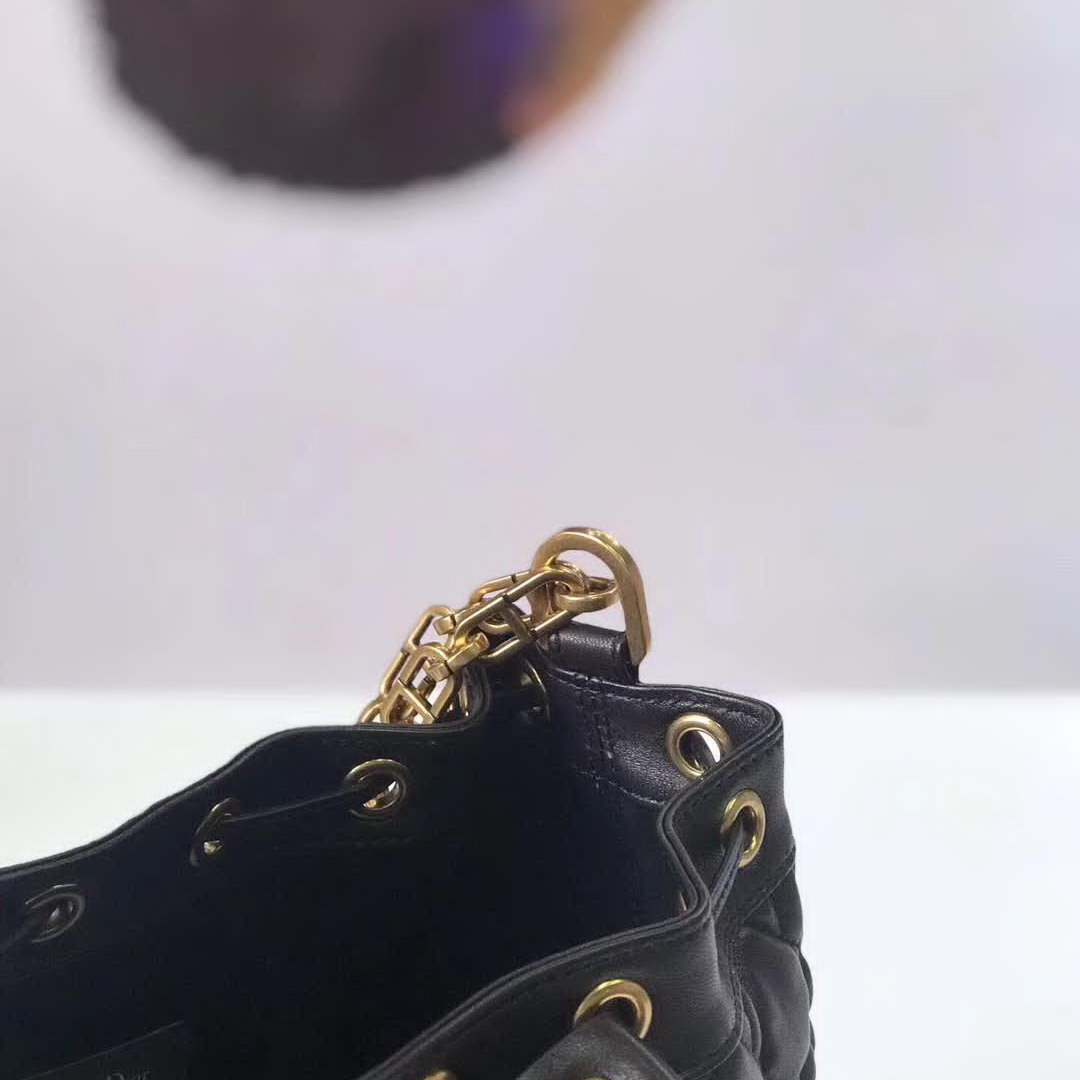 【原版皮】迪奥/Dior 水桶包，选用柔软羊皮精心裁制而成，整个包身绗缝藤格纹，看起来帅气又低调