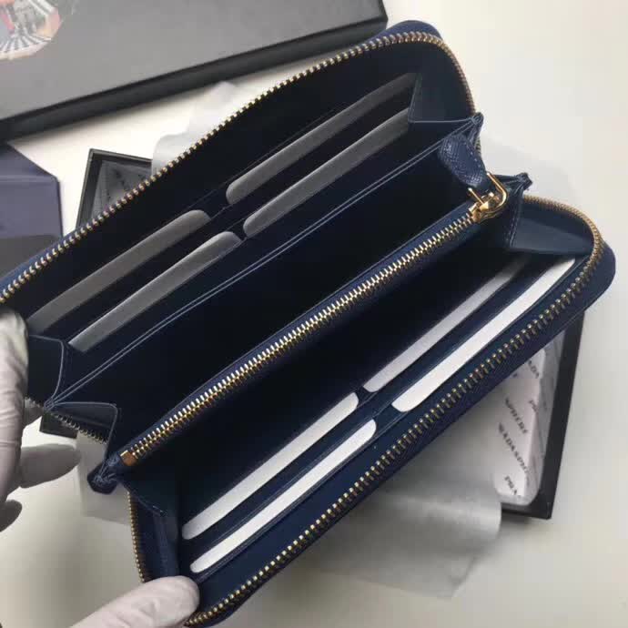 【原版皮】普拉达/Prada 拉链钱夹，选用十字纹小牛皮裁制而成，正面点缀金色散字徽标，尽显高档时尚，低调而又奢华，款号：1ML506