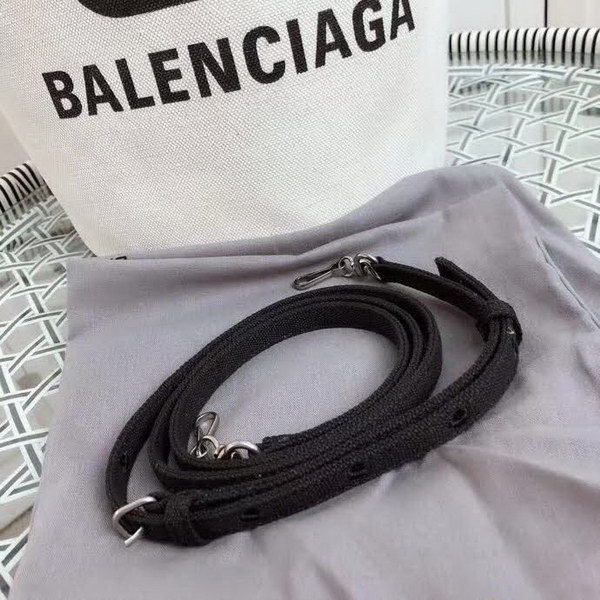 【原版皮】巴黎世家/Balenciaga, 帆布水桶手提包，黑白设计正面大小logo相衬，经典设计简约不轻易过时，帆布包轻盈易携带，容量却很赞，手提斜挎都是棒棒的