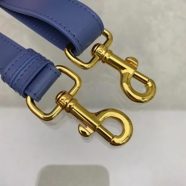 【原版皮】迪奥/Dior bobby 手袋，复古CD logo，硬挺的包身，五金做旧增加了复古感，不易磨损，采用光面牛皮革精心制作，饰以复古金色五金配件提升格调，柔软而富有质感，点缀有军装风格搭扣，款号：M9319