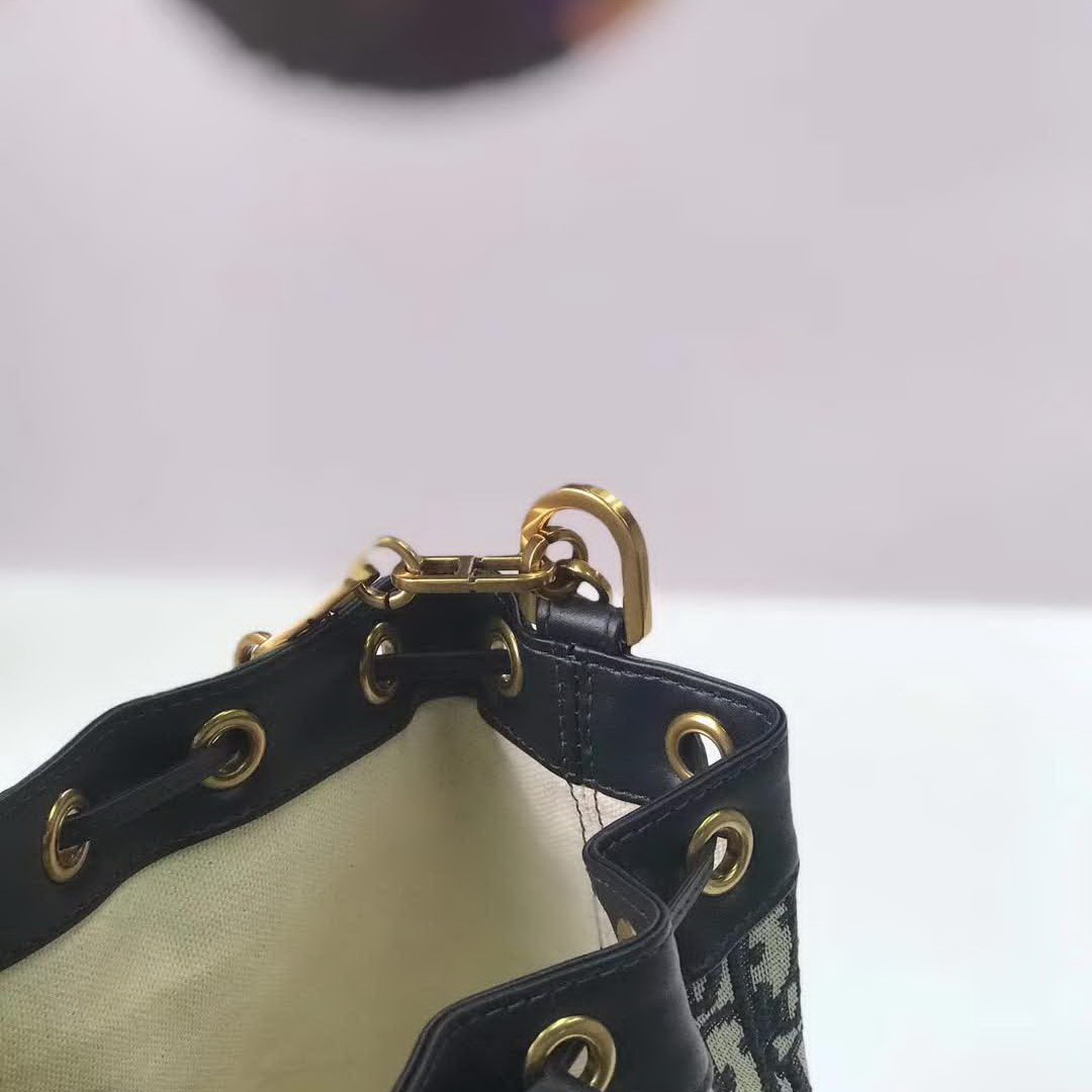 【原版皮】迪奥/Dior 水桶包，选用Oblique提花帆布搭配同色系牛皮皮革裁制而成，简约时尚，看起来帅气又低调