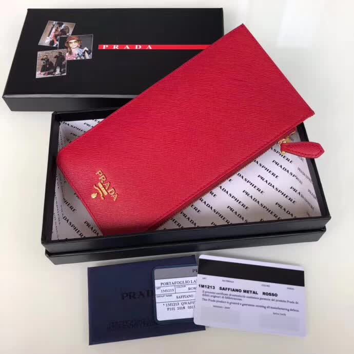 【原版皮】普拉达/Prada 卡包，男女通用款，选用十字纹牛皮裁制而成，点缀金色散字唛徽标，超大容量