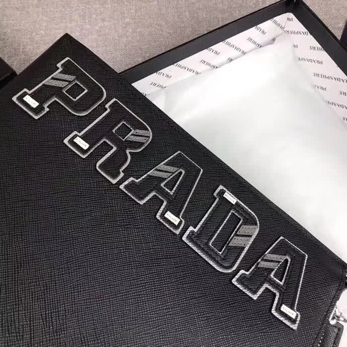 【原版皮】普拉达/Prada 男士手包，限量版，选用十字纹小牛皮裁制而成，绗缝特别的皮革徽标设计凸显个性，时尚炫酷，就是要你好看，款号：2NG001