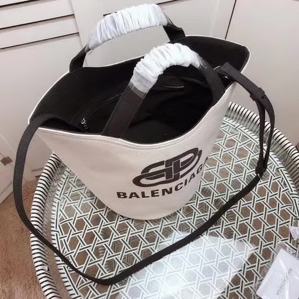 【原版皮】巴黎世家/Balenciaga, 帆布水桶手提包，黑白设计正面大小logo相衬，经典设计简约不轻易过时，帆布包轻盈易携带，容量却很赞，手提斜挎都是棒棒的