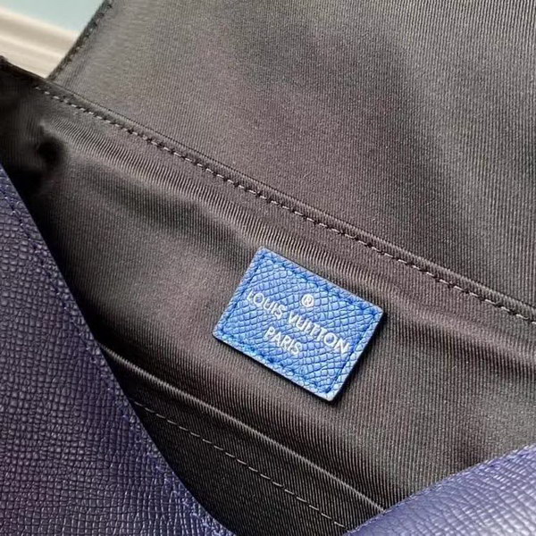 【原版皮】路易威登/LV Roman邮差包，取材深染Taiga皮革，映现Articles De Voyage Malletier标识，追忆硬箱内部的首款标签，内外各设一个贴袋，款号：M30362