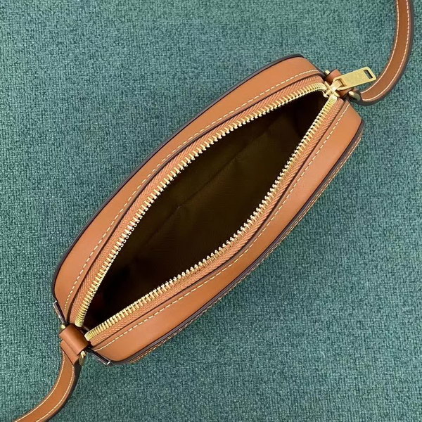 【原版皮】赛琳/Celine 老花系斜挎包，颜值爆表，整个包以凯旋门标志为主，包边以棕色为主围绕开口，焦糖棕色搭配老花添加了复古元素，款号：191522