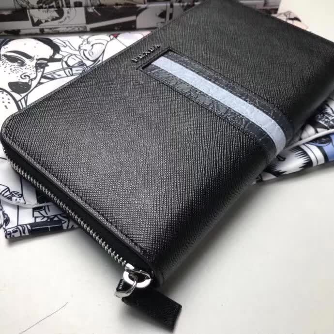 【原版皮】普拉达/Prada 拉链钱夹，选用十字纹小牛皮镶嵌彩带鳄鱼纹裁制而成，经典之作，简单时尚，款号：2ML188