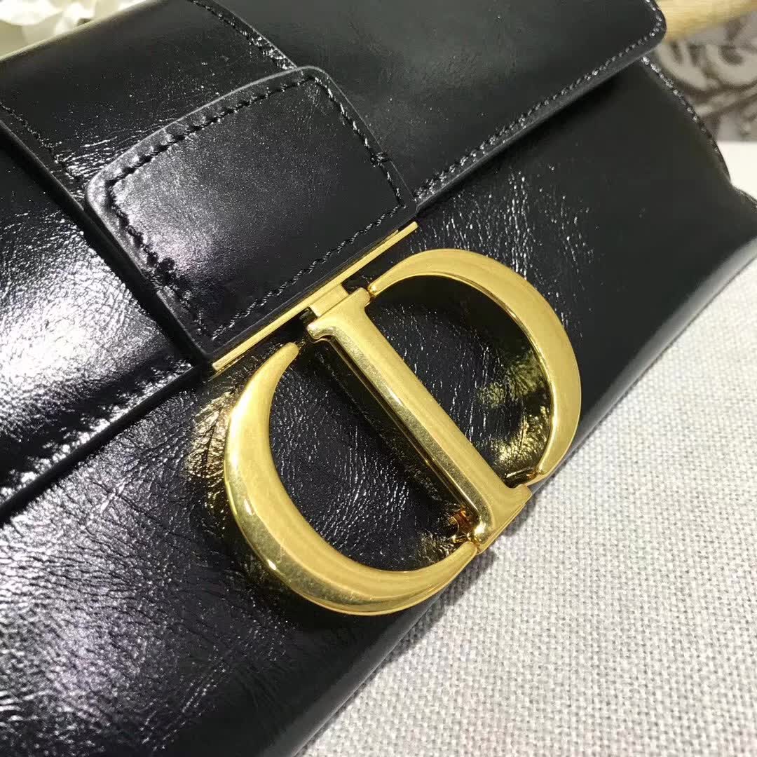 【原版皮】迪奥/Dior 30 Montaigne链条包，选用裂纹亮皮牛皮裁制而成，饰以标志性“CD”字母锁扣，款号：M5683