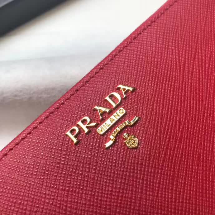 【原版皮】普拉达/Prada 拉链钱夹，选用十字纹小牛皮裁制而成，正面点缀金色散字徽标，尽显高档时尚，低调而又奢华，款号：1ML506