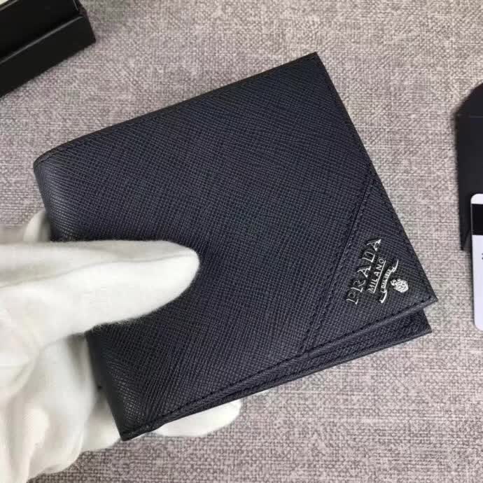 【原版皮】普拉达/Prada 短款钱夹，选用十字纹小牛皮裁制而成，边角点缀散字唛标识，经典之作，简单时尚，款号：2M0513