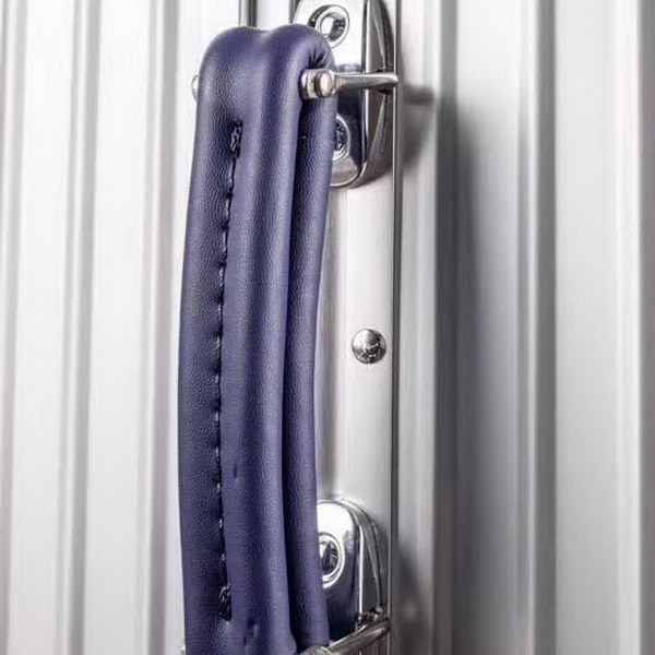 日默瓦/Rimowa 旅行箱，全​铝​镁‎合金，经典款​的新版‎本，彩色皮质把手，购买就送透明套，4个轮子，2个手把，绑带，想怎么换就怎么换，永远是街头机场最靓的你