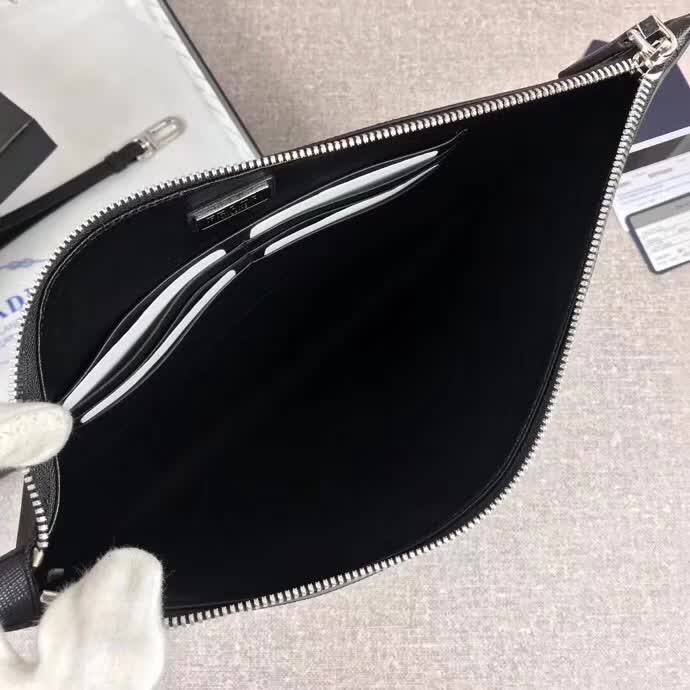 【原版皮】普拉达/Prada 男士手包，限量版，选用十字纹小牛皮裁制而成，绗缝特别的皮革徽标设计凸显个性，时尚炫酷，就是要你好看，款号：2NG001