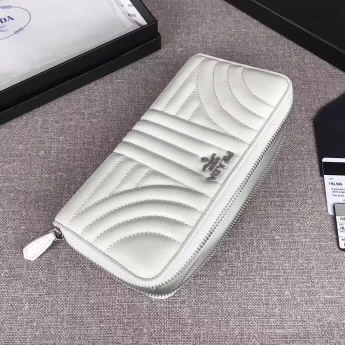 【原版皮】普拉达/Prada 拉链钱夹，选用纳帕牛皮裁制而成，点缀散字唛徽标，精湛走线均匀整齐，款号：1ML506