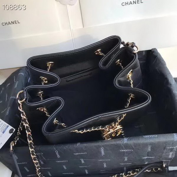 【原版皮】香奈儿/Chanel Mini小水桶包，上身简直‬太‬可爱了，这次的Hobo小水桶，长‪度刚‪好到⁢腰⁡部，相比之前的小水桶，这次最新款的水桶空格做得更加饱满，款号：AS1801