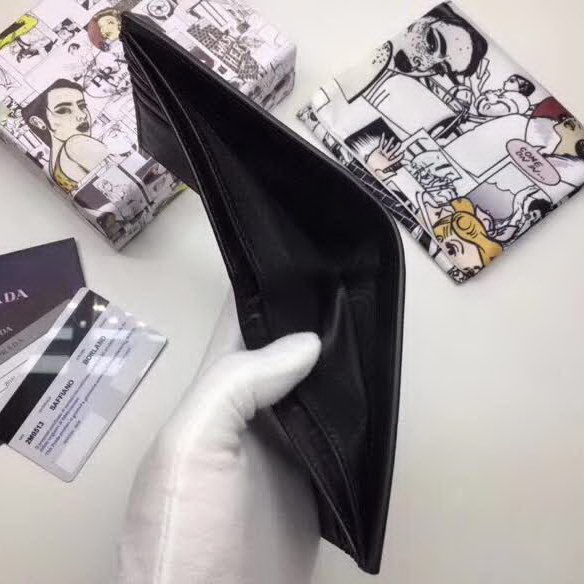 【原版皮】普拉达/Prada 短款钱夹，选用十字纹牛皮裁制而成，饰以黑色经典丝印徽标，风格优雅简约，款号：2M0513