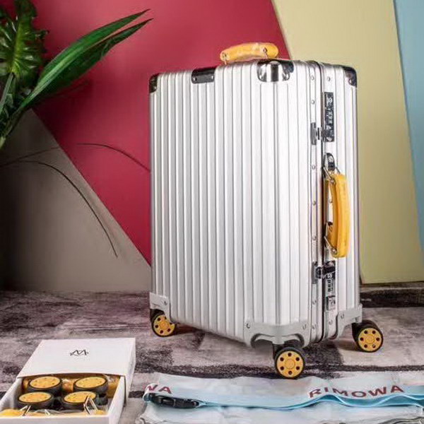 日默瓦/Rimowa 旅行箱，全​铝​镁‎合金，经典款​的新版‎本，彩色皮质把手，购买就送透明套，4个轮子，2个手把，绑带，想怎么换就怎么换，永远是街头机场最靓的你