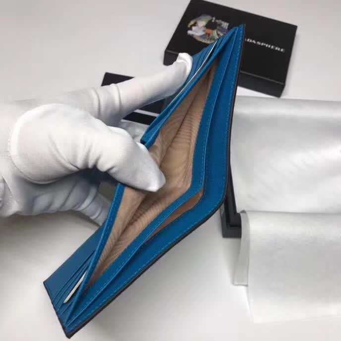 【原版皮】普拉达/Prada 短款钱夹，选用十字纹牛皮裁制而成，饰以菱形拼色，精湛走线均匀整齐，油边顺滑，款号：2M0513