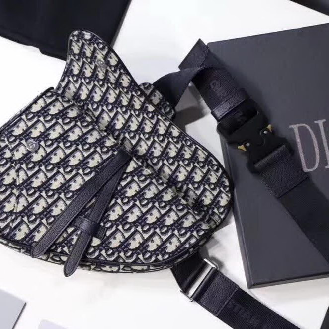 【原版皮】迪奥/Dior 马鞍包，选用Oblique提花帆布搭配同色系牛皮皮革裁制而成，饰有Christian Dior带扣细节，彰显出自由与独特个性，看起来帅气又低调