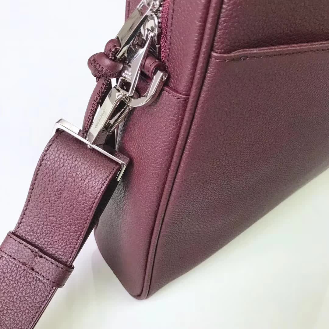 【原版皮】迪奥/Dior 男士公文包，选用粒面纹小牛皮裁制而成，采用传统工艺，是现代男士携带各类日常数据与文件的尚佳选择