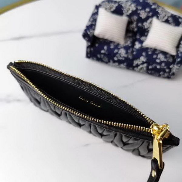 【原版皮】缪缪/Miu Miu 拉链钱夹，采用小羊皮材质精心裁制而成，Matelasse花纹图案，内里标识烫字，款号：5MB00