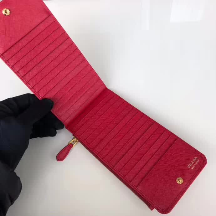【原版皮】普拉达/Prada 卡包，男女通用款，选用十字纹牛皮裁制而成，点缀金色散字唛徽标，超大容量