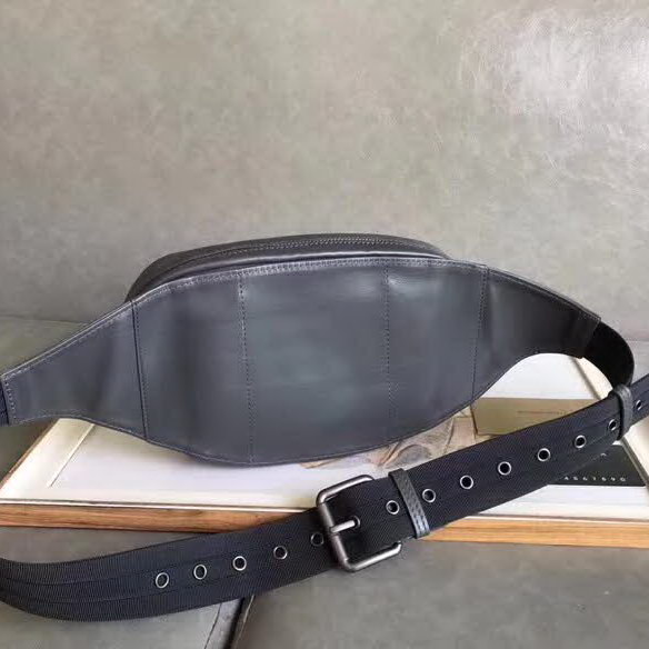 【原版皮】葆蝶家/Bottega Veneta 胸包，经典爆款，选用高光胎牛皮裁制而成，搭配哑锖色五金，所有材料都精挑细选