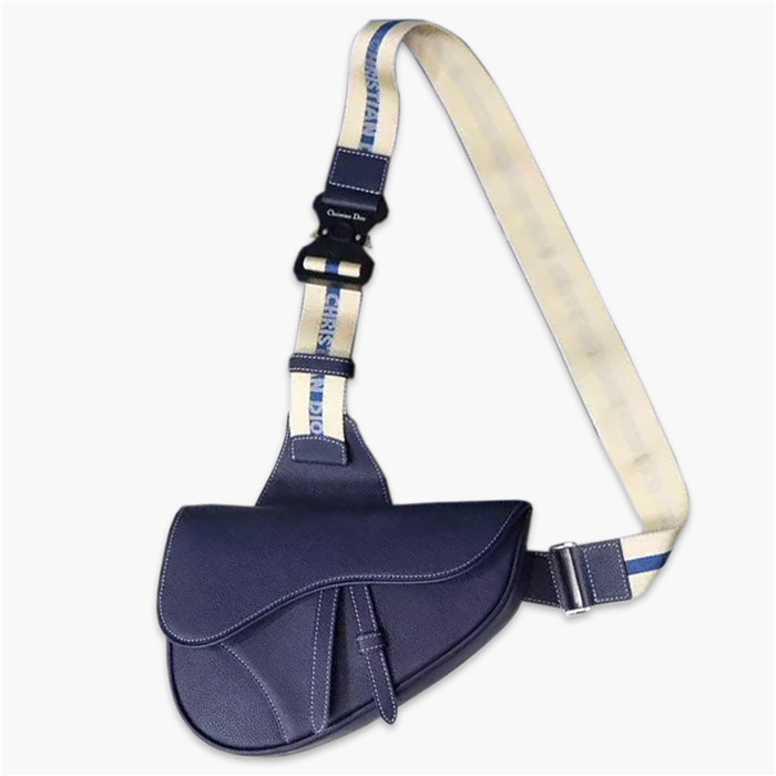 【原版皮】迪奥/Dior 马鞍包，选用颗粒纹小牛皮裁制而成，饰有Christian Dior带扣细节，彰显出自由与独特个性，看起来帅气又低调