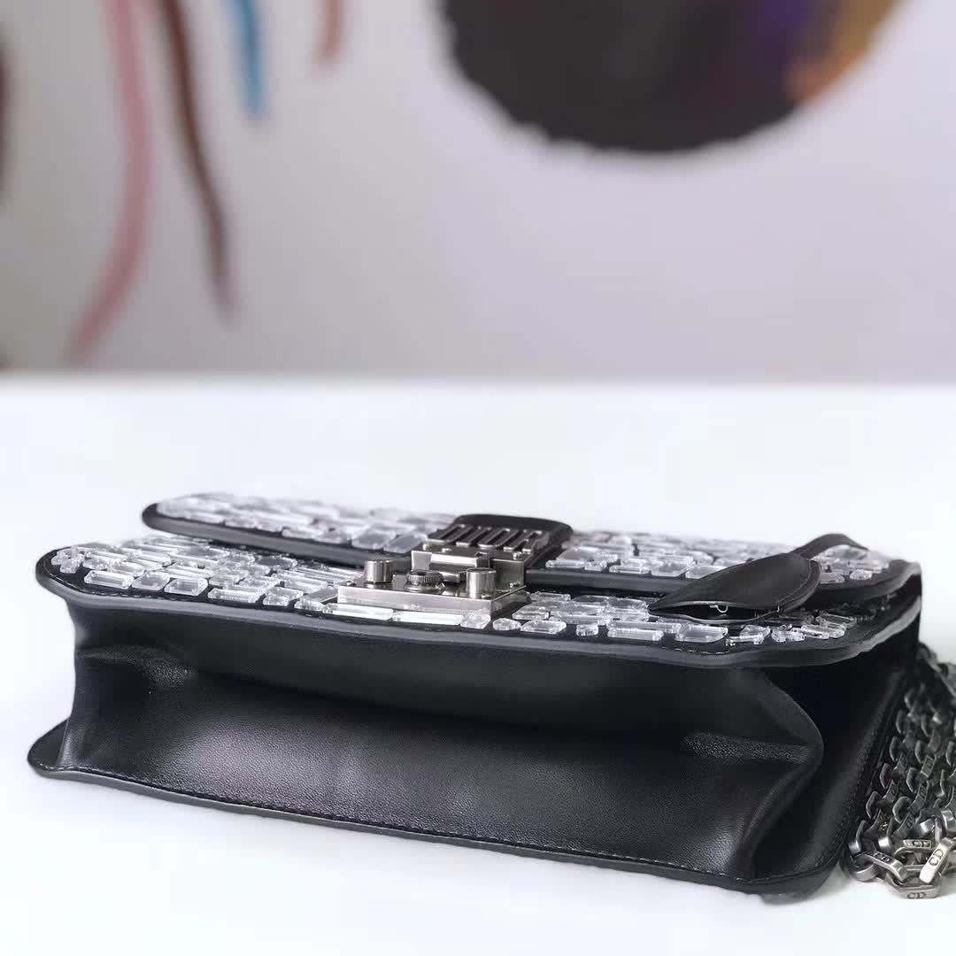【原版皮】迪奥/Dior 链条包，选用小牛皮裁制而成，饰以不规则珠片，很有年代感，搭配链条肩带，真是perfect