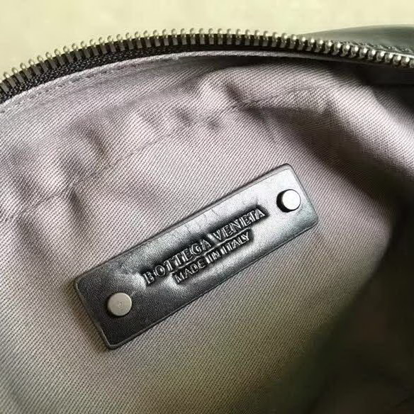 【原版皮】葆蝶家/Bottega Veneta 胸包，经典爆款，选用高光胎牛皮裁制而成，搭配哑锖色五金，所有材料都精挑细选