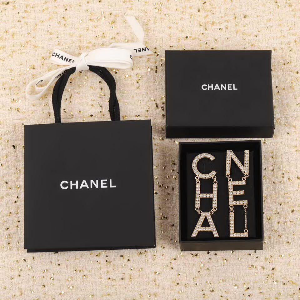 20秋季最新专柜款-Chanel热度不减的满钻字母耳环！上耳实在是太太太好看了，整个秀场属它最最最吸精了，实物到手你们感受一下施华洛Bling Bling的完美程度