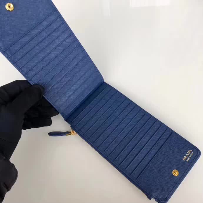 【原版皮】普拉达/Prada 卡包，男女通用款，选用十字纹牛皮裁制而成，点缀金色散字唛徽标，超大容量