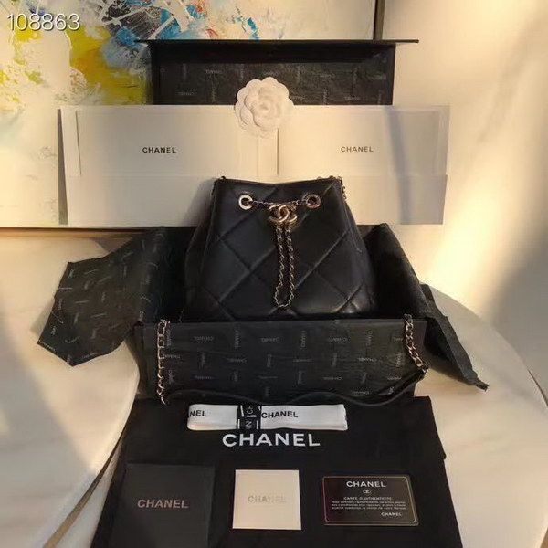 【原版皮】香奈儿/Chanel Mini小水桶包，上身简直‬太‬可爱了，这次的Hobo小水桶，长‪度刚‪好到⁢腰⁡部，相比之前的小水桶，这次最新款的水桶空格做得更加饱满，款号：AS1801