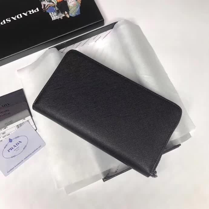 【原版皮】普拉达/Prada 拉链钱夹，选用十字纹小牛皮裁制而成，边角点缀三角散字徽标，经典之作，简单时尚，款号：2ML188