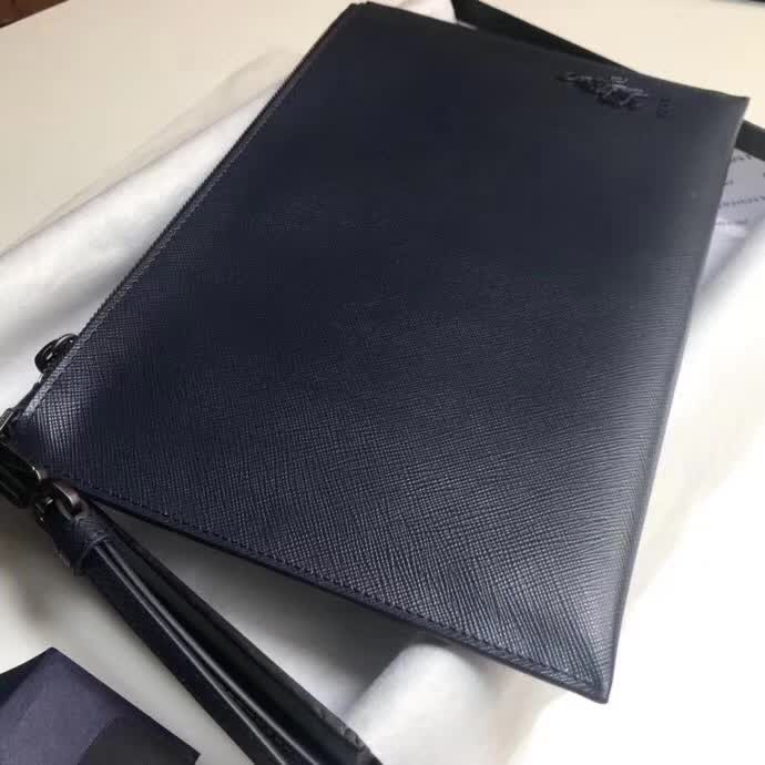 【原版皮】普拉达/Prada 男士手包，选用十字纹小牛皮裁制而成，边角点缀同色小公仔徽标，尽显高档时尚，低调而又奢华，款号：2NG005