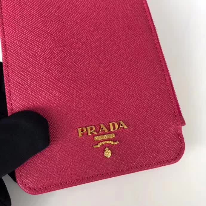 【原版皮】普拉达/Prada 卡包，男女通用款，选用十字纹牛皮裁制而成，点缀金色散字唛徽标，超大容量