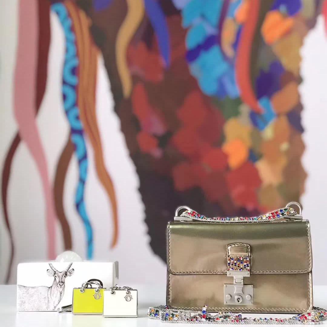 【原版皮】迪奥/Dior 链条包，选用光滑漆牛皮裁制而成，饰以点缀彩色钻粒的品牌标识字母锁扣，设计很特别，不容易撞款，链条缀满彩色钻粒，美得不要不要的，款号：5817