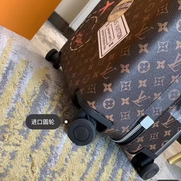 路易威登/LV Horizon 50拉杆箱，以个性创意革传奇经典，为标志性Monogram帆布点缀旅行贴饰，皮革边角保护和超大外置拉杆丰富智慧细节，打造优雅且实用的旅行伴侣