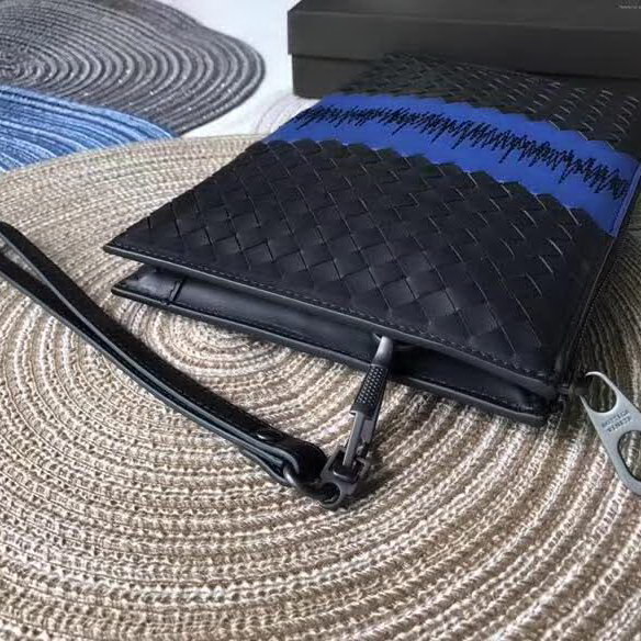 【原版皮】宝缇嘉/Bottega Veneta 手包，经典爆款，选用打蜡牛皮裁制而成，点缀刺绣格纹图案，款号：30629