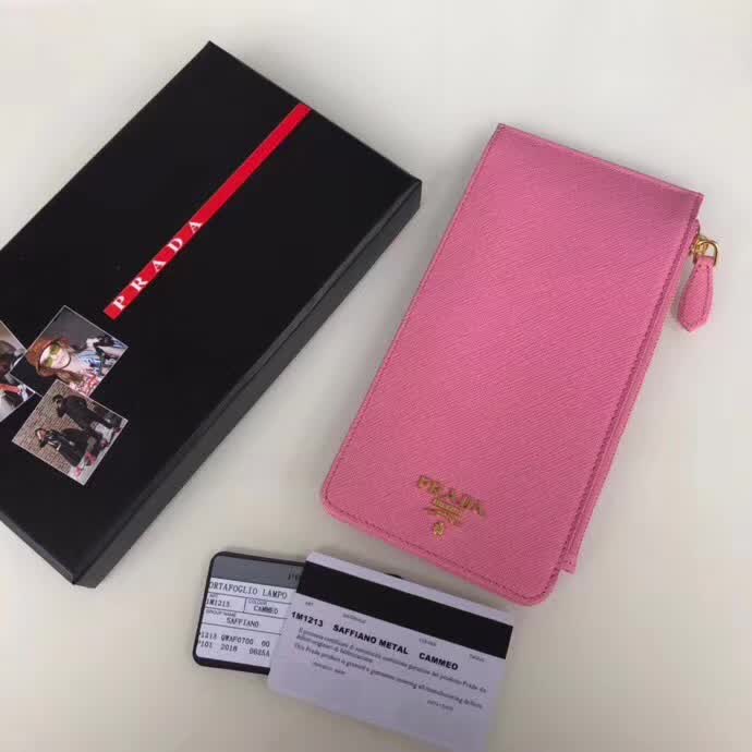 【原版皮】普拉达/Prada 卡包，男女通用款，选用十字纹牛皮裁制而成，点缀金色散字唛徽标，超大容量