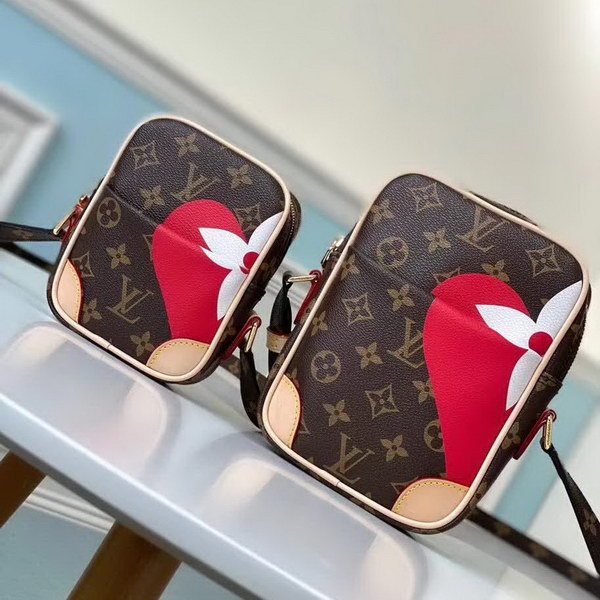 【原版皮】路易威登/LV 二合一相机包，以扑克花样碰撞传奇Monogram花纹，给时空界限按下消除键，每个扑克牌面，都是时尚王牌，款号：M44398