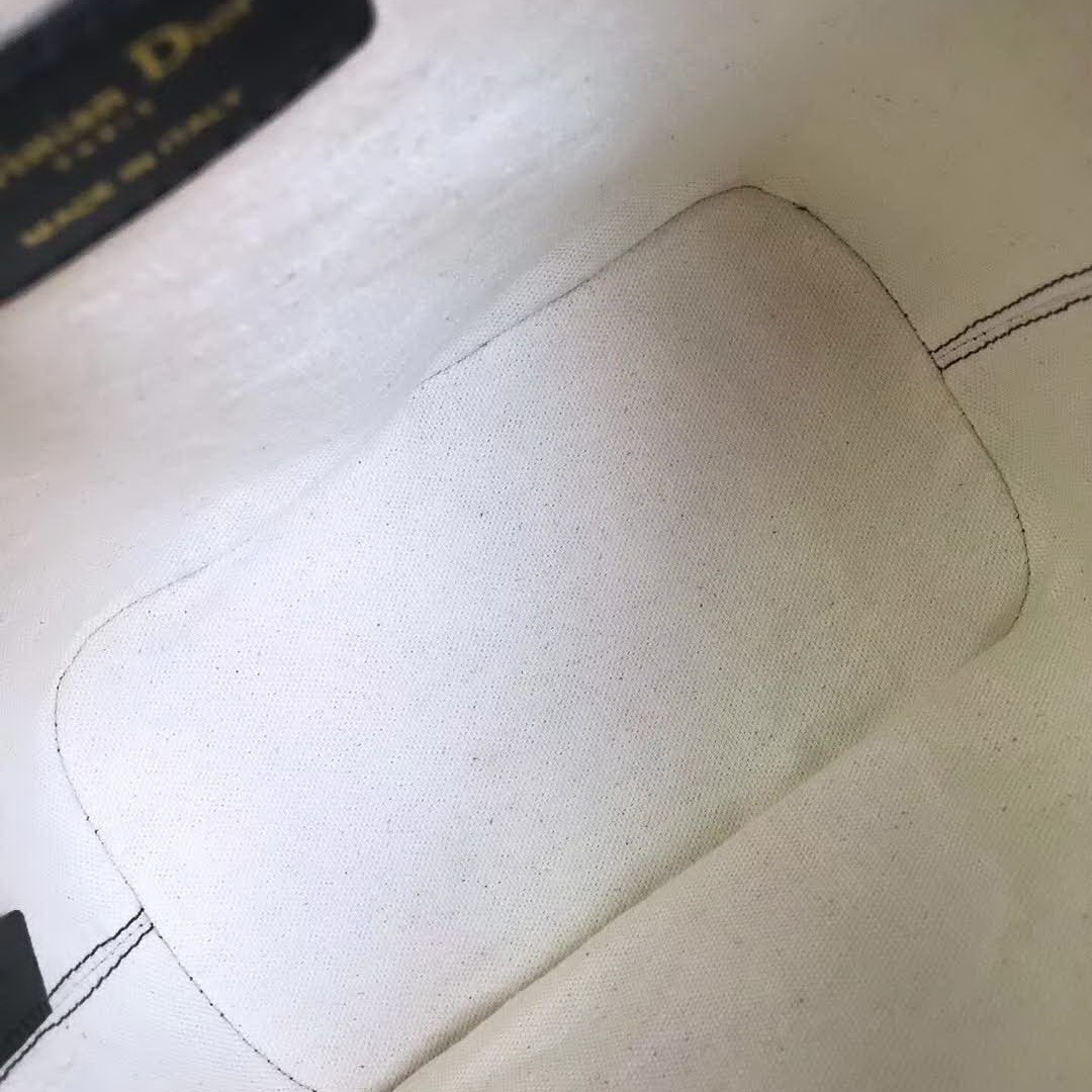 【原版皮】迪奥/Dior 水桶包，选用Oblique提花帆布搭配同色系牛皮皮革裁制而成，简约时尚，看起来帅气又低调