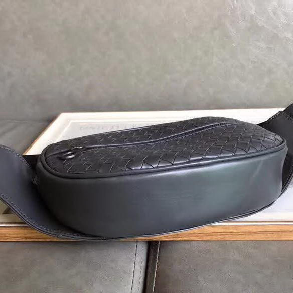 【原版皮】葆蝶家/Bottega Veneta 胸包，经典爆款，选用高光胎牛皮裁制而成，搭配哑锖色五金，所有材料都精挑细选